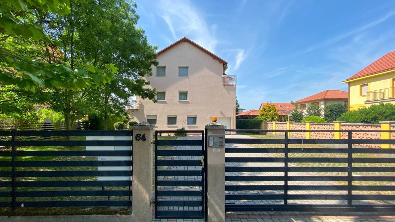 Aranypart Apartman Apartment Siofok Ngoại thất bức ảnh