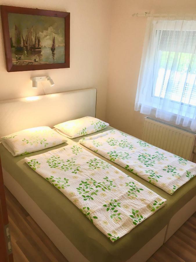 Aranypart Apartman Apartment Siofok Ngoại thất bức ảnh